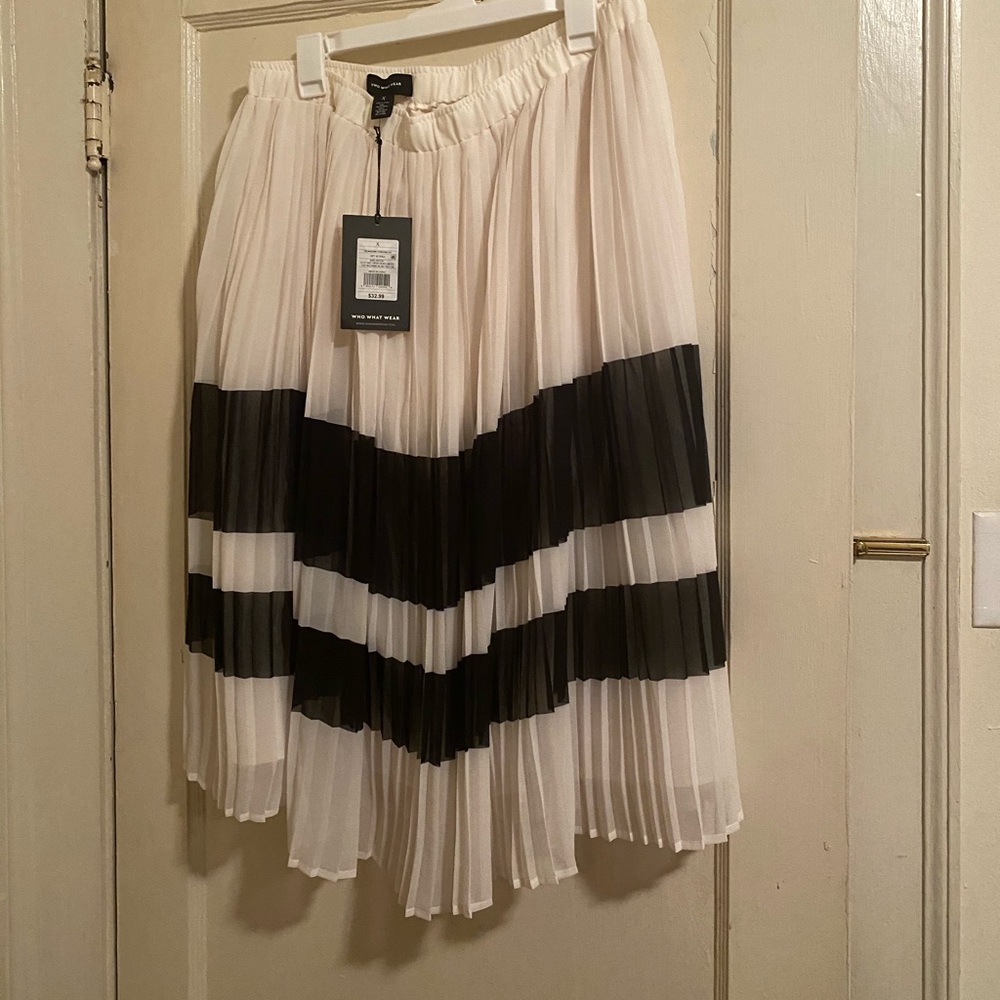 Pleated white and black midi-skirt NWT